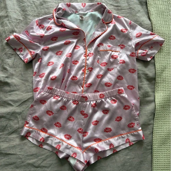 Victoria's Secret Afterhours Satin Lip-Print Sleep Set - Picture 1 of 4